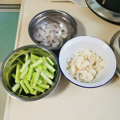 西芹百合虾仁食材